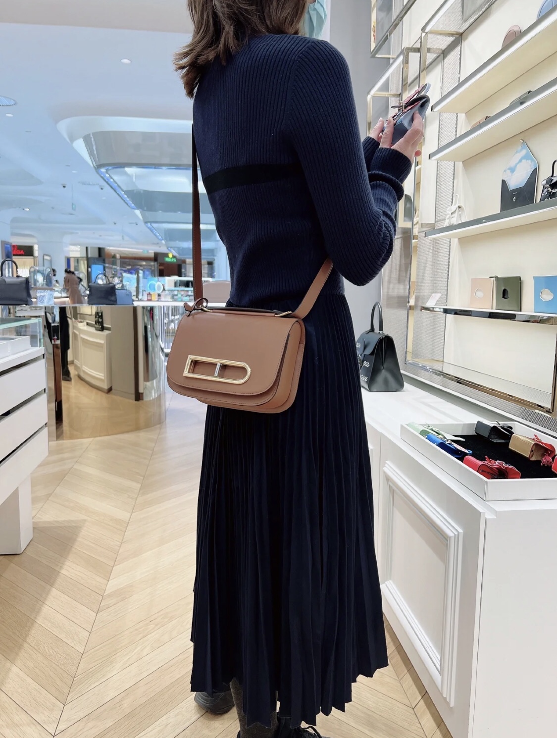 델보 크로스바디백 브라운